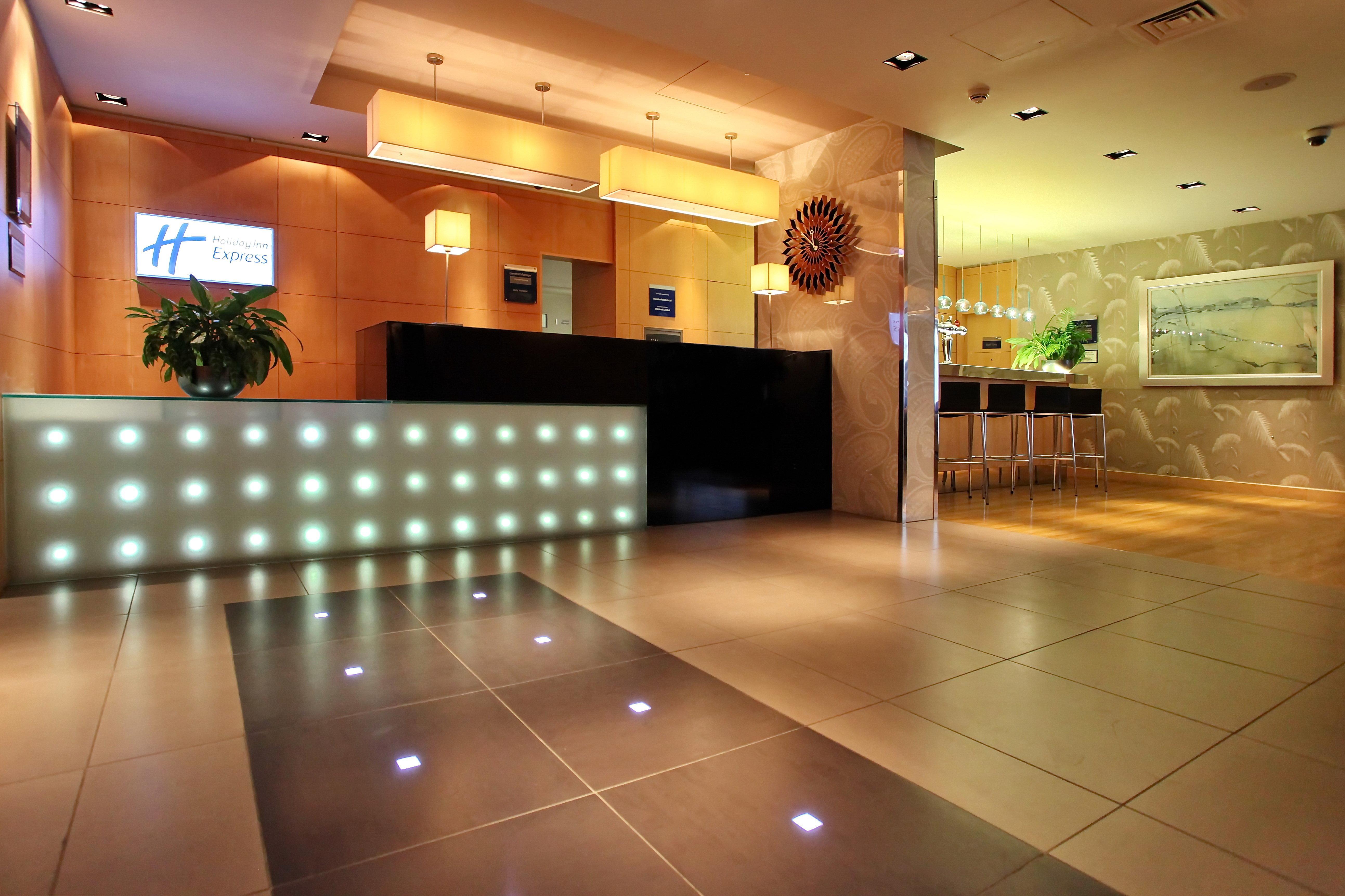 Holiday Inn Express Birmingham Redditch By Ihg Редич Экстерьер фото